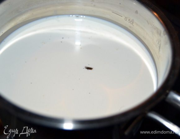 Оба вида сливок вылить в сотейник,положить туда семена и сам стручок ванили.Довести до кипения и снять с огня.