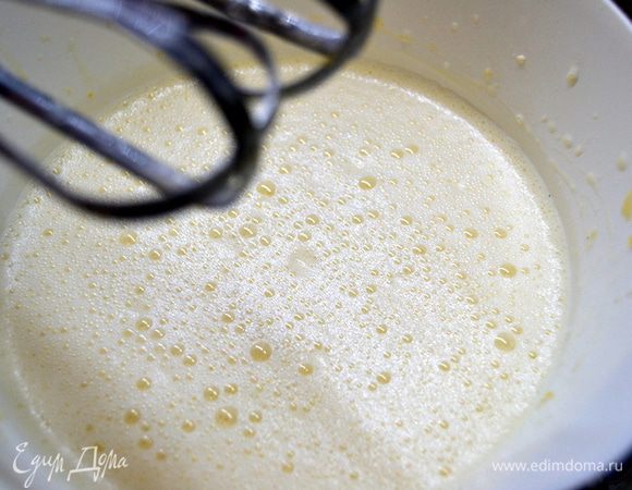 Малыми порциями добавлять горячие сливки к желткам,при постоянном взбивании.