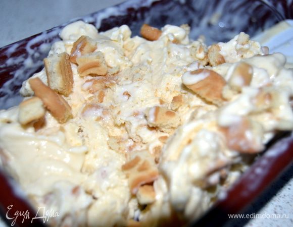 Белое мороженое,держим немного меньше в морозилке,оно должно быть немного мягким,если мороженое сильно застыло,то оставьте его на несколько минут при комнатной температуре.Добавляем в него печенье и аккуратно перемешиваем.