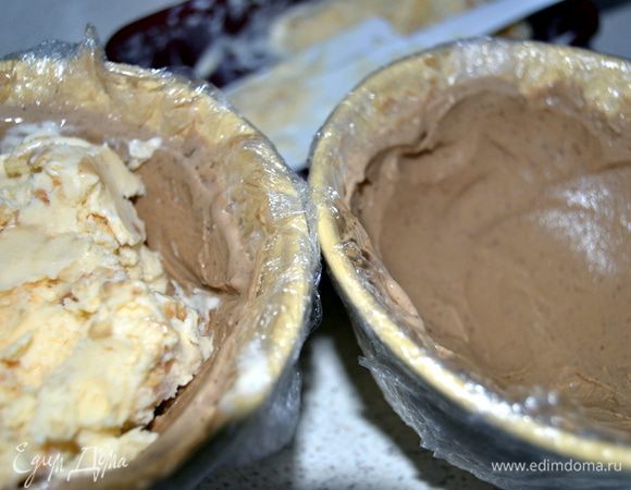 Достаем формы с кофейным мороженым и утрамбовываем в них  ванильное  мороженое.Ровняем и убираем в морозилку до востребования.