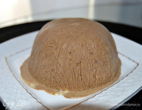 Достаем бомбу,переворачиваем на блюдо и снимаем пленку.Сейчас стало очень жарко и как бы я не торопилась,все равно мороженое начинает подтаивать.