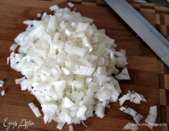 Лук мелко нашинковать.