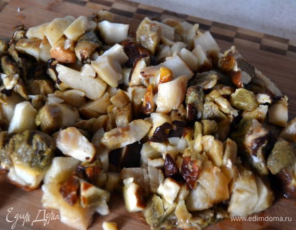 Грибы хорошо промыть,просушить и мелко нарезать.
