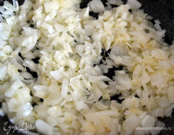 В глубокой сковороде растопить половину масла и обжарить лук до золотистого цвета.