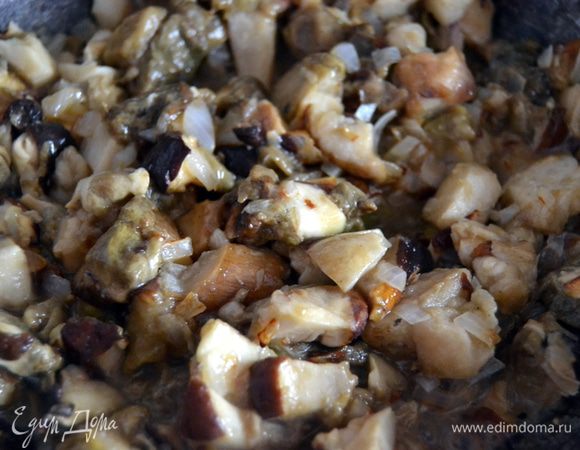 Добавить грибы.Жарить еще минут пять.