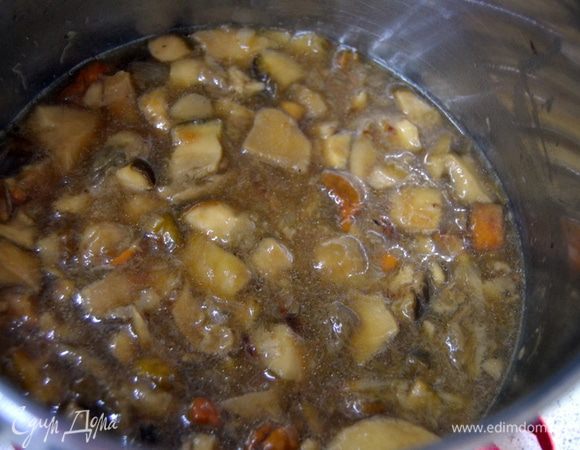 В кастрюлю вылить бульон и положить туда обжаренные лук с грибами.Варить на среднем огне в течении 15-20 минут.