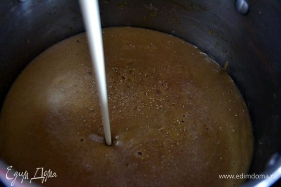 Вернуть суп-пюре в кастрюлю и довести до кипения.Добавить сливки,посолить и поперчить.
