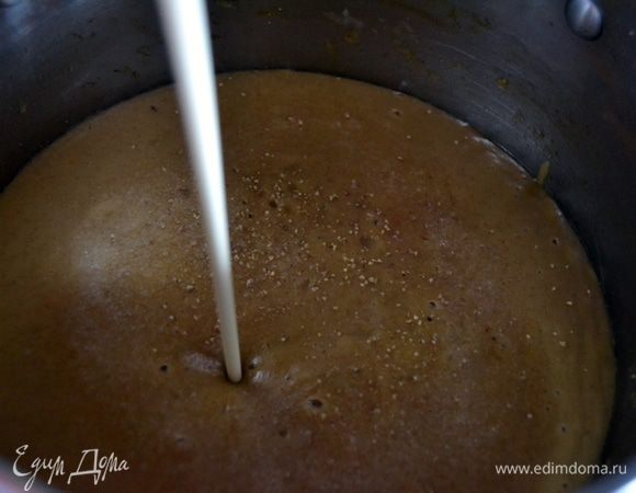 Вернуть суп-пюре в кастрюлю и довести до кипения.Добавить сливки,посолить и поперчить.