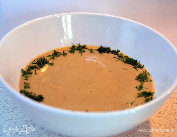 Разлить по тарелкам и украсить зеленью.