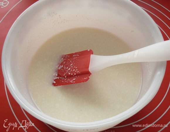 растворить в молоке соль и мед, добавить творог