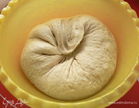 положить в миску смазанную растительным маслом,и отправить в теплое место на 1-1,5 часа, с обминкой через 30 мин