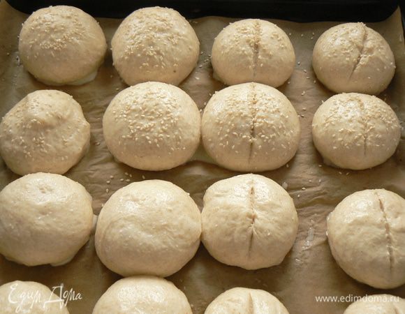 смажьте молоком или сметаной, (можно посыпать кунжутом)