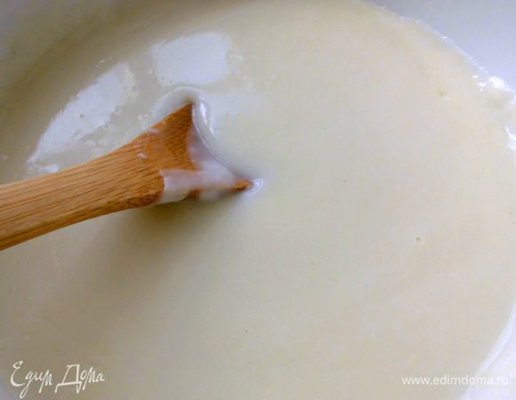 Растопить на сковороде сливочное масло, обжарить на нем муку до легкого золотистого цвета. Помешивая, постепенно вводить молоко. Варить соус где-то 5 минут до загустения. 