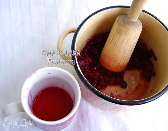 Клюкву разминаем толкушкой, затем выдавливаем из неё сок, отжимая ягоды через марлю.