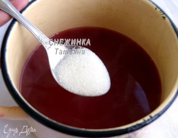 Клюквенный жмых кладём в кастрюльку, заливаем водой и ставим на огонь, доводим до кипения и кипятим 5 минут. Затем процеживаем, в полученный отвар добавляем сахар и снова ставим на огонь. 