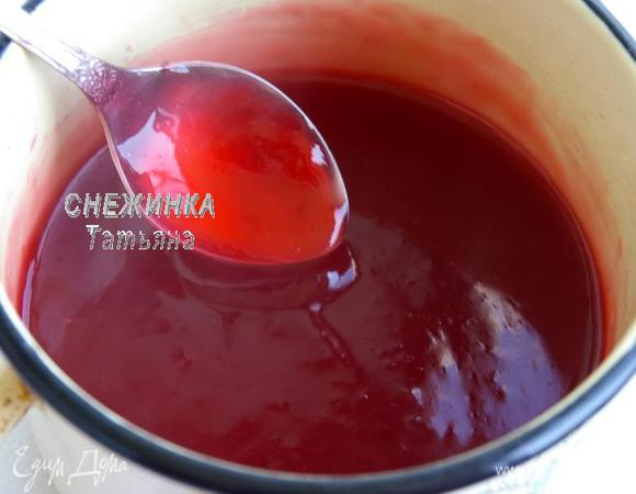 Как только Вы увидите, что отвар закипает, тонкой струйкой вливаем разведённый крахмал, постоянно помешивая содержимое кастрюли. Доводим до кипения, пробуем, по вкусу можете добавить ещё сахара.