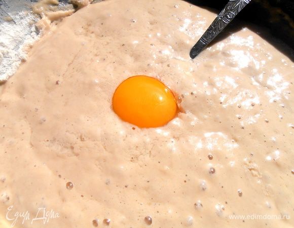 Вливаем остальную тёплую воду,соль и яйцо...