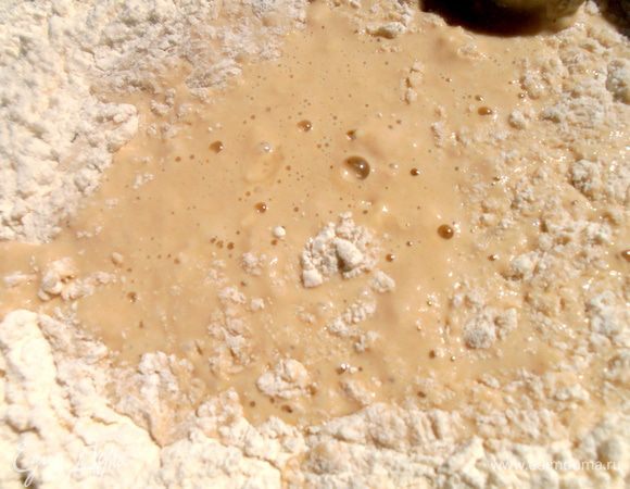 Подсыпаем по стакану муку...