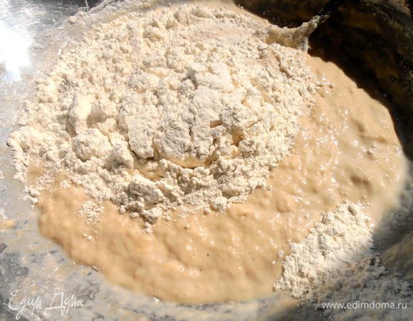 Муки-сколько возьмёт...У меня на этот раз ушло 4,5 стакана+на доску.