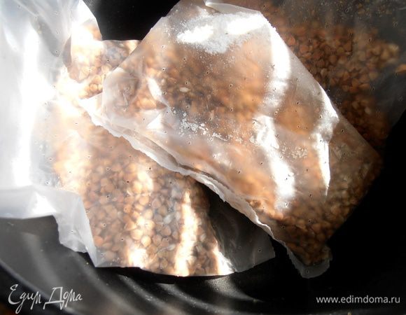 2 пакетика гречки по 100 г с солью отвариваем почти до готовности...