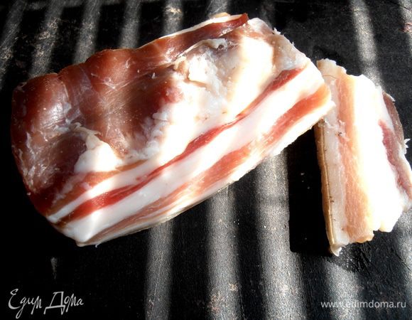 Я решила обжарить овощи на небольшом кусочке засоленной свининки (гостинец из Белоруссии!).