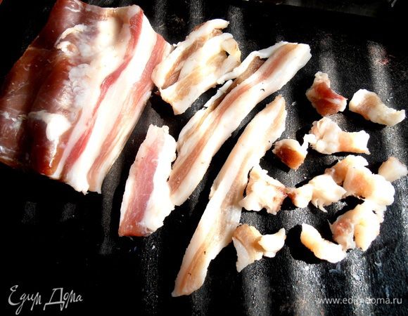 Мелко нарезаем мяско на кубики...