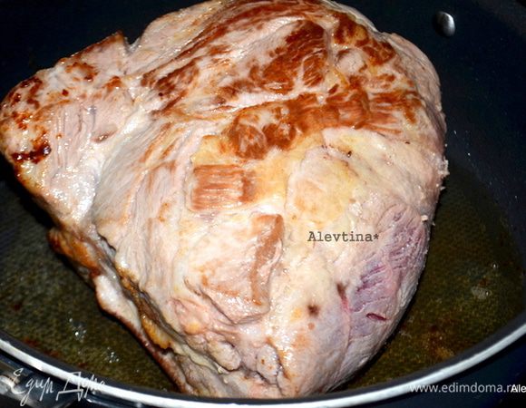 Разогреть масло в кастрюле с тяжелым дном или на сковороде, жаровне.
Обжарить свинину со всех сторон 8-10 мин. Закрыть крышкой и тушить 1 1/2 часа, перевернуть. Или в духовке в жаропрочной посуде при температуре 180 гр.