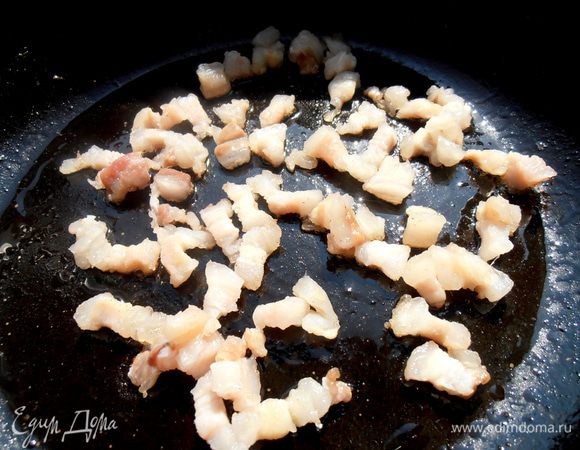 И начинаем слегка обжаривать на среднем огне,чтобы вытопился жир...