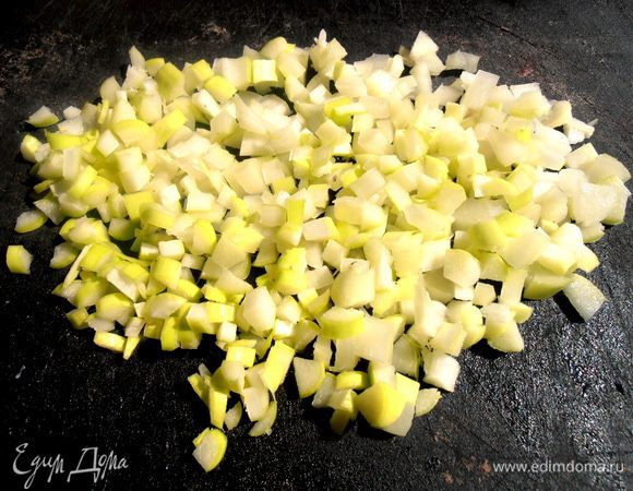 Лук мелко нарезаем...