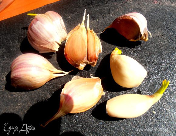 Чеснок не обязательно,но я взяла 3 эубчика и покрошила...