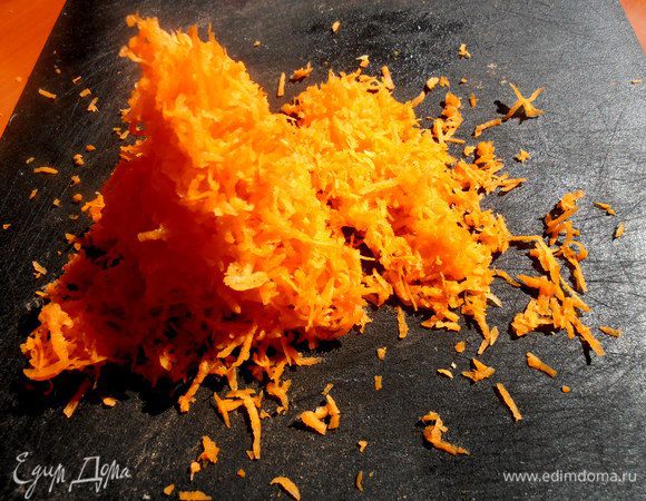 Морковь натереть на мелкой тёрке...