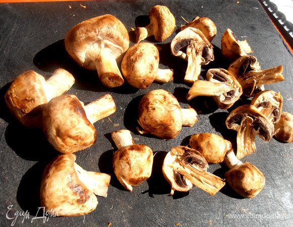 Грибы использовали любые,даже сушёные...У меня опять шампиньоны!