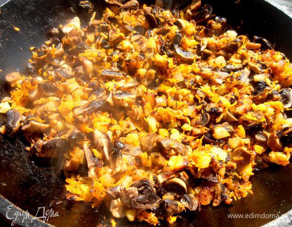 Нарезаем грибы и отправляем в остальным овощам.