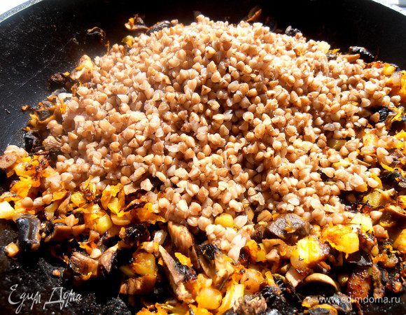 Высыпаем для начинки и смотрим,сколько нам хотелось бы гречки видеть! У меня теста много,поэтому высыпала оба пакетика,но можно 1-1,5...,смотрите сами!