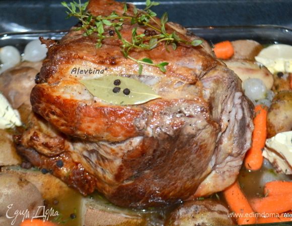 Добавить к свинине вино, лук, морковь, масло, лавровый лист, тимьян (2 веточки), черный перец горошком. Я добавила еще дольку чеснока. Закрыть крышкой, если готовим на плите или под фольгой в духовке. Готовить  примерно 1 час.