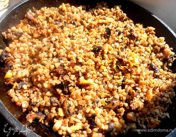 Перемешиваем,добавляем приправу типа "вегеты" и я ещё немного потушила с водичкой под крышкой,чтобы не было сильно сухо!