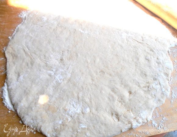 Раскатываем не очень тонко пласт,ориентируясь по размеру на свою форму с бортиками.