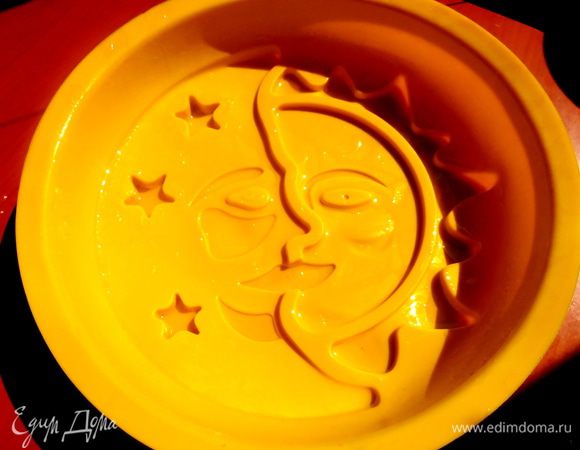 У меня вот такая глубокая силиконовая форма! Смазываем маслом по всей поверхности...