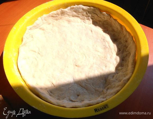 Переносим на скалке пласт теста на дно формы и прижимаем к бортикам...