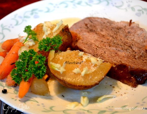 Готовой свинине дать постоять отдохнуть. Разрезать  на порции. Посыпать  солью и перцем, картофель посыпать петрушкой и чесноком. Подать к столу. Приятного аппетита.