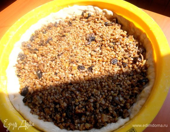 Выкладываем начинку сверху...Я не стала наполнять начинкой до краёв,зная,что гречка очень рассыпчатая...,да и тесто у меня ещё было))