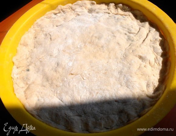 Накрываем им начинку и защипываем краешки.