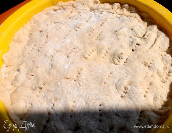 Накалываем верх вилкой для выхода пара...