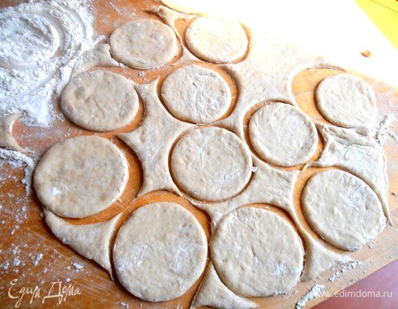 Из оставшегося теста вырезаем стаканом (окунаем его каждый раз в муку!) кружки для будущих пирожков.