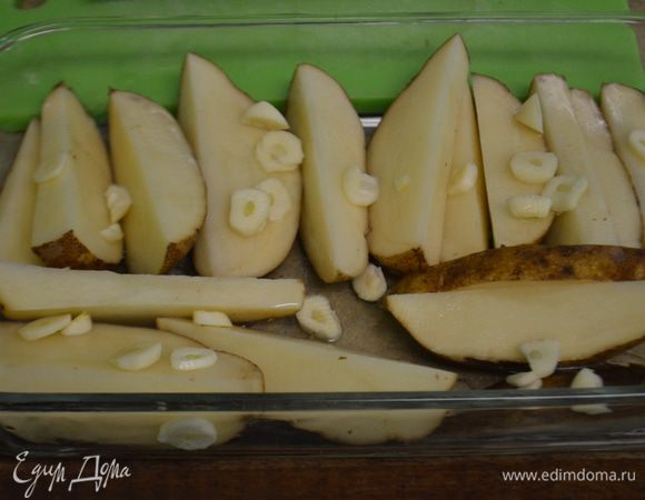 Разогреть духовку до 200-210 гр.
Картофель разрежем на дольки, посолим и поперчим, выложим чеснок . Польем соком лимона. Посыпаем орегано сверху. Перемешаем все рукой.