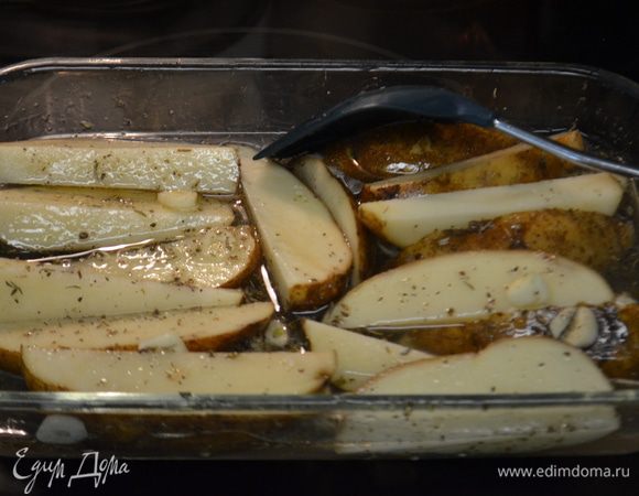 Добавим оливковое масло и воду. Поставим в духовку на 45 мин.