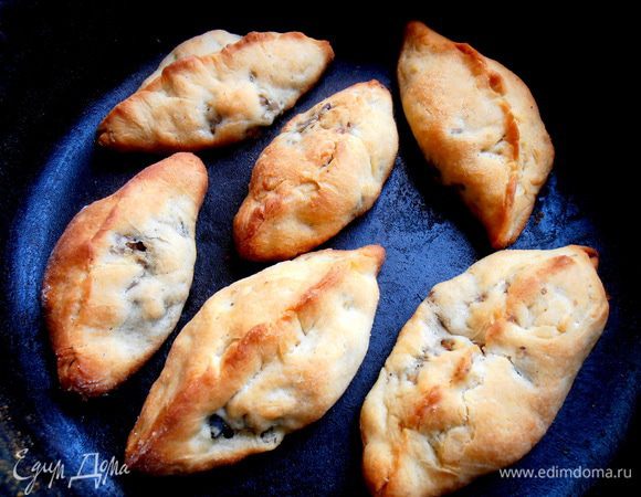 Как видите,всего много пирогов получилось,поэтому,если хотите один пирог испечь,уменьшите количество теста наполовину,да и начинки тоже...