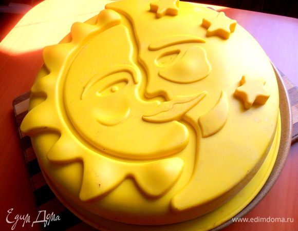 Большой пирог накрываем большой тарелкой и быстро переворачиваем с формой вместе...