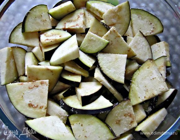 Баклажаны нарезать небольшими ломтиками , натереть солью и оставить на 15-20 мин. Слить с баклажанов образовавшуюся  "горечь", слегка промыть холодной водой.