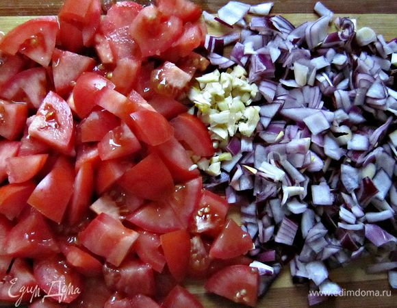 Нарезать небольшими кусочками помидоры, мелко порезать лук, чеснок.